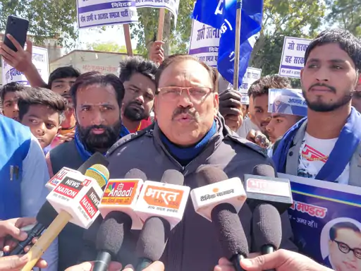 इटावा: आजाद समाज पार्टी का प्रदर्शन, 5 सूत्रीय मांगों को लेकर दिया धरना, मांगे न मानने पर वृहद आंदोलन की दी चेतावनी